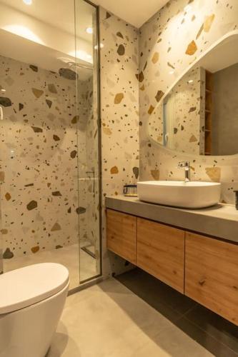 Black Swan Downtown Apartment