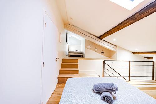 une chambre avec un lit et un escalier dans l'établissement Appartement Bellecour - Emplacement prime, à Lyon
