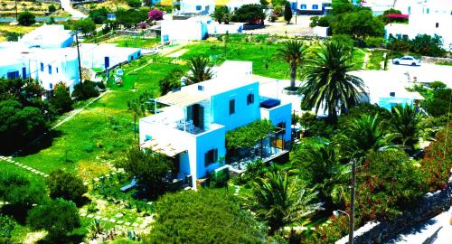 una vista aérea de una casa blanca con palmeras en ANCIENT MEROPIA - Apollon en Apollonia