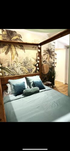 een groot bed met blauwe kussens in een slaapkamer bij Résidence la palmeraie Piscine & SPA pour 4 personnes NEW YORK in Lapalme