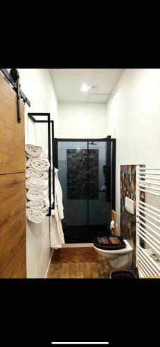 een badkamer met een toilet en een stapel handdoeken bij Résidence la palmeraie Piscine & SPA pour 4 personnes NEW YORK in Lapalme
