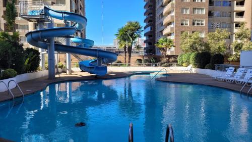 een waterglijbaan in een zwembad bij Departamento Aquamar in Viña del Mar