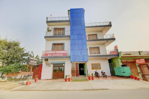 un edificio con una columna azul delante de él en SPOT ON Chandra's Residence, en Dehradun