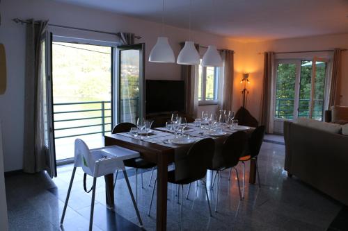 uma sala de jantar com uma mesa com copos de vinho em Estrela do Geres no Gerês