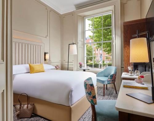 Un pat sau paturi într-o cameră la Waterloo Town House & Suites