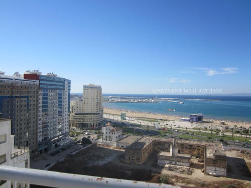una vista di una città con una spiaggia e degli edifici di Apartment Borj Rayhane a Tangeri