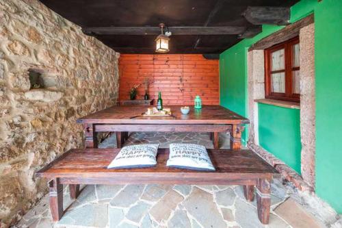 ラ・プラサにあるLa Congosta mágica aldea rodeada de montañasの洗面台付きの客室内の木製ベンチ
