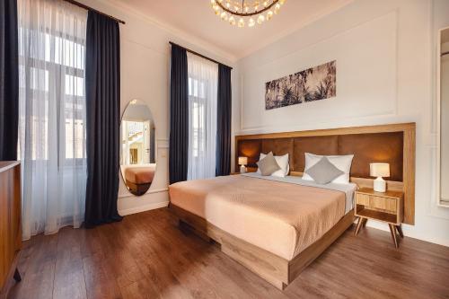 提比里斯的住宿－Boutique Hotel Manufactura，一间卧室配有一张大床和镜子