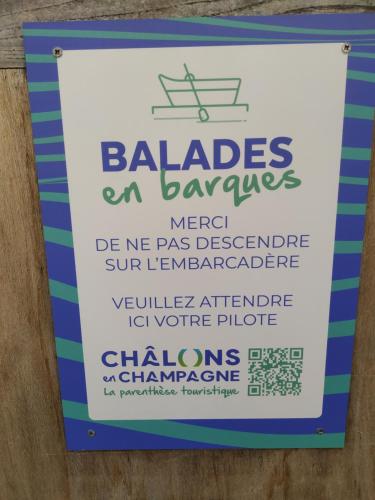 a sign for a restaurant with a boat on it at ZEN T1, 500m centre, proche gare, tout confort in Châlons-en-Champagne
