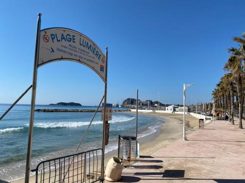 un panneau sur une plage avec l'océan et une plage dans l'établissement La Ciotat plus belle baie du monde Studio 4 couchages, à La Ciotat