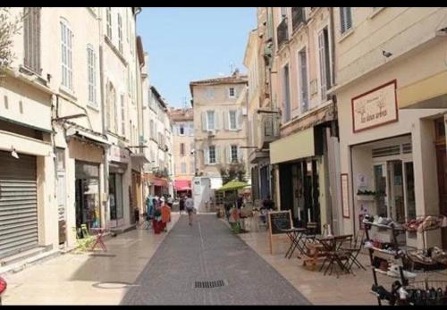 Une rue de la ville avec des gens qui marchent dans une rue dans l'établissement La Ciotat plus belle baie du monde Studio 4 couchages, à La Ciotat