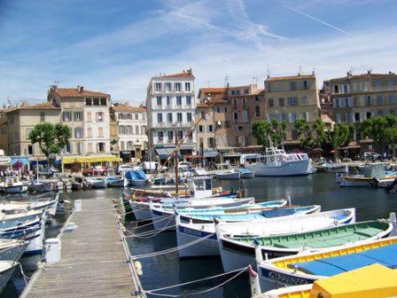 un groupe de bateaux amarrés dans un port avec des bâtiments dans l'établissement La Ciotat plus belle baie du monde Studio 4 couchages, à La Ciotat