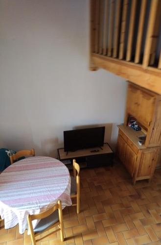 une chambre avec un lit, une table et un bureau dans l'établissement Résidence Marina Soleil Bleu, au Barcarès