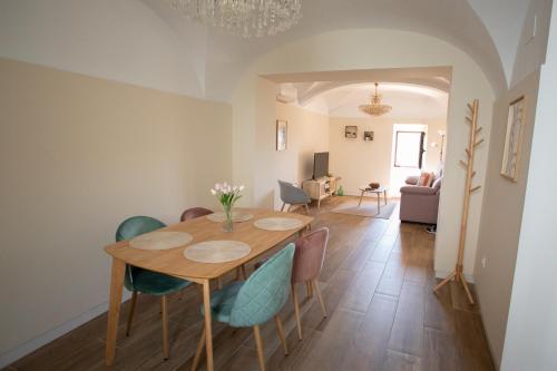 uma mesa de jantar e cadeiras numa sala de estar em Apartamento Baluarte de los Pozos em Cáceres