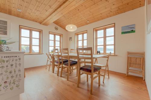 的住宿－Nordic Serenity - Amazing Sea And Mountain View，一间带桌椅的用餐室