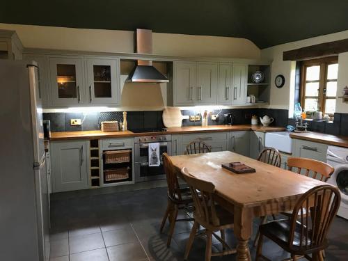 A kitchen or kitchenette at The Coach House, The Old Rectory