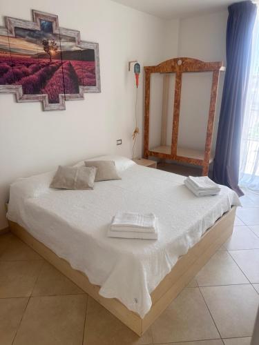 ein Schlafzimmer mit einem Bett mit zwei Handtüchern darauf in der Unterkunft Percebes Exclusive B&B in Cutrofiano