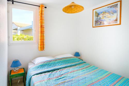 パラヴァ・レ・フロにあるLagrange Vacances Le Scarlett et Les Soleilladesのベッドルーム(ベッド1台、窓付)