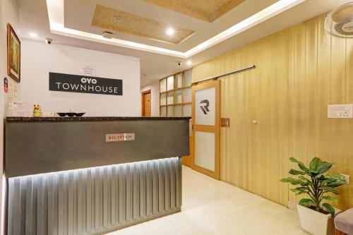 an office lobby with a reception desk and a door at Townhouse Rama Inn. in Vibhuti Khand