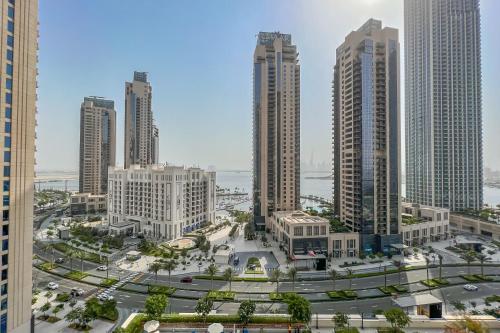 uitzicht op een stad met hoge gebouwen bij FAM Living - Creek Horizon - 3B with Kids Room in Dubai
