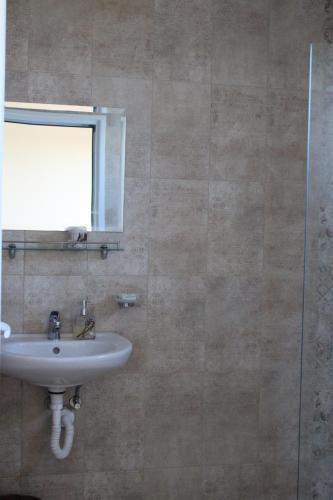 Къща за гости Крапец في كرابيتس: حمام مع حوض ومرآة