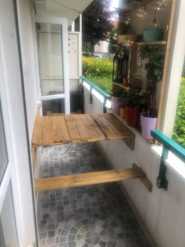 une table dans une petite maison avec une fenêtre dans l'établissement Proche de Paris 25minTout équipé, 2 chambres, à Conflans-Sainte-Honorine