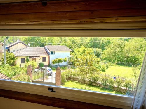 Un jardín fuera de Casa con giardino monferrato Il Fienile