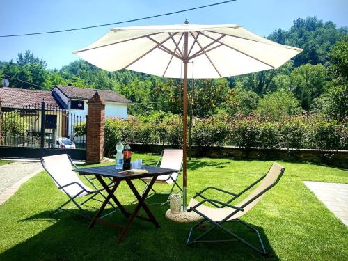 Un jardín fuera de Casa con giardino monferrato Il Fienile