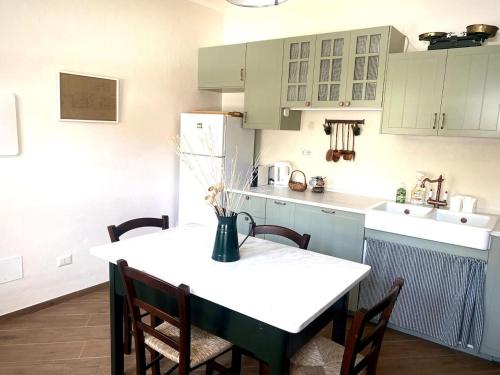 Una cocina o cocineta en Casa con giardino monferrato Il Fienile