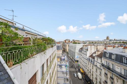 une vue aérienne d'une rue de la ville avec des bâtiments dans l'établissement Appartement des Sèvres - Welkeys, à Paris