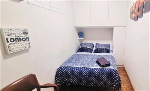 małą sypialnię z łóżkiem w pokoju w obiekcie Habitacion en centro de ciudad con baño compartido w Pampelunie