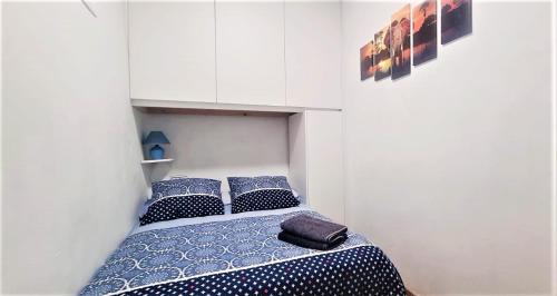 niewielka sypialnia z łóżkiem i białymi szafkami w obiekcie Habitacion en centro de ciudad con baño compartido w Pampelunie