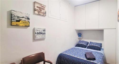 niewielka sypialnia z łóżkiem i krzesłem w obiekcie Habitacion en centro de ciudad con baño compartido w Pampelunie