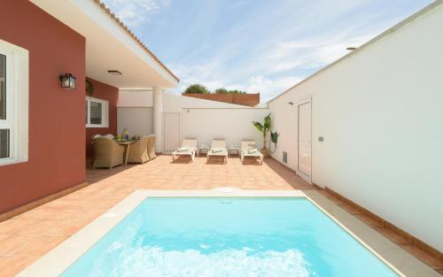 - une piscine dans l'arrière-cour d'une maison dans l'établissement Villa con piscina junto a la playa, à La Estrella