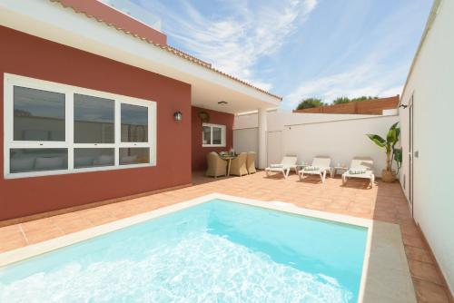 - une piscine dans l'arrière-cour d'une maison dans l'établissement Villa con piscina junto a la playa, à La Estrella