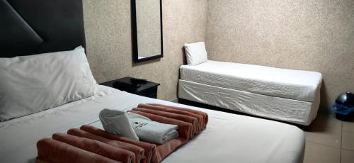 Кровать или кровати в номере Princeville Guest Lodge
