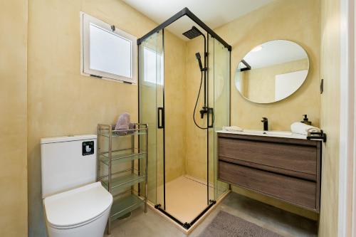 e bagno con doccia, servizi igienici e lavandino. di Apartamento La Ermita Comfort a Torrevieja