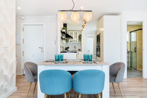 una cucina con tavolo e sedie blu di Apartamento La Ermita Comfort a Torrevieja