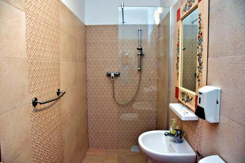 a bathroom with a shower and a sink at Pensiunea 7 Tei in Cisnadioara
