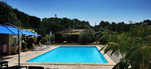 einen Pool im Hinterhof eines Hauses in der Unterkunft Maison provençale en pierres sèches in Gordes