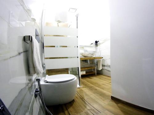 ロゾリーニにあるSikelia holiday houseのバスルーム(白いトイレ、シンク付)