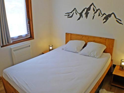- une chambre avec un lit recouvert d'une vignette de montagne dans l'établissement Appartement Samoëns, 2 pièces, 4 personnes - FR-1-629-127, à Samoëns