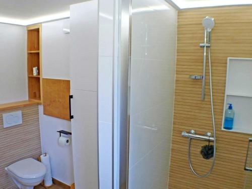 La salle de bains est pourvue d'une douche et de toilettes. dans l'établissement Appartement Samoëns, 2 pièces, 4 personnes - FR-1-629-127, à Samoëns