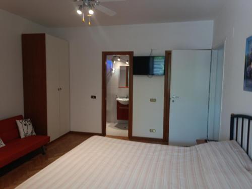 um quarto com uma cama, um sofá e um espelho em Mare e Monti em Petriolo