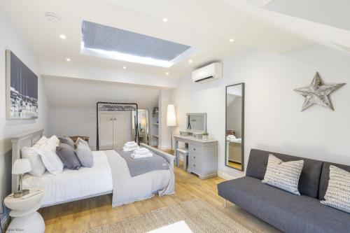 Postel nebo postele na pokoji v ubytování Mayaro Cottage by inspirestays-com