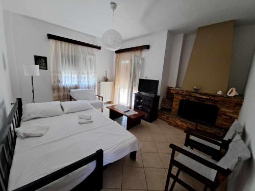una camera con letto e un soggiorno di SUNDAY HOUSE a Skala Kallirachis