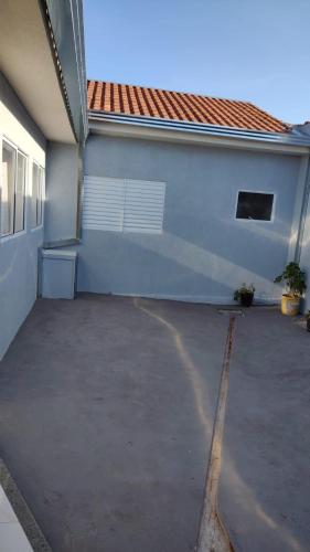 an empty parking lot in front of a building at Wana casa 1 Requinte e conforto in Sao Jose do Rio Preto