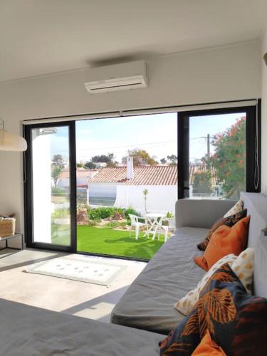 Airy 3br, AC, Garden, 2min Strip, 8min Oura Beach