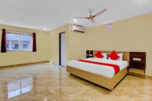 1 dormitorio con 1 cama grande con almohadas rojas en Ab7 Residency Near Miraj Cinemas - Shalini Shivani, en Hyderabad