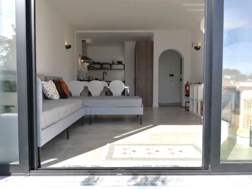Airy 3br, AC, Garden, 2min Strip, 8min Oura Beach